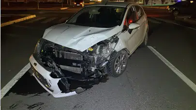 İki otomobil kavşakta çarpıştı: 1 yaralı