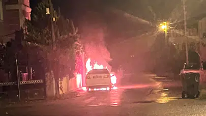 Aksaray’da park halindeki otomobil yangını cep telefonu kamerasında