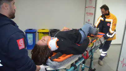 Otomobil şarampole devrildi: Anne ile kızı yaralandı