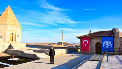 833 Yıl Sonra Selçuklu Bayrağı Yeniden   II. Kılıç Arslan Köşkünde Dalgalandı