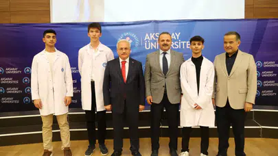 ASÜ Diş Hekimliği Fakültesi öğrencileri beyaz   önlüklerini giyerek mesleğe ilk adımlarını attı