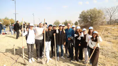 Aksaray Üniversitesi'nde yüzlerce fidan toprakla buluşturuldu