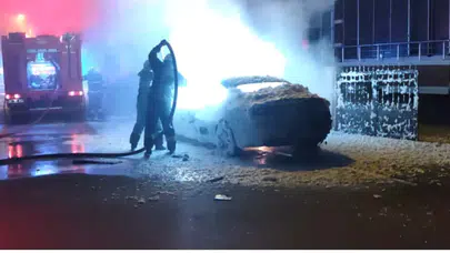 Park halindeki otomobil yandı