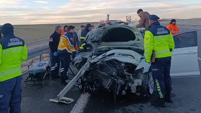 Otomobil bariyerlere çarptı: 3 yaralı