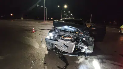 İki otomobil kavşakta çarpıştı: 2 yaralı