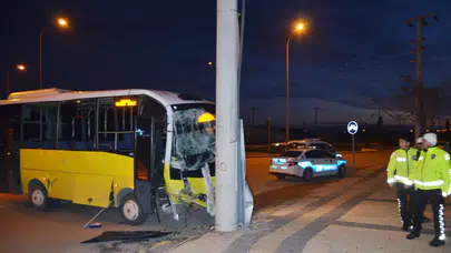 Kırmızı ışık ihlali yapan tır, halk otobüsüne çarptı: 2 yaralı