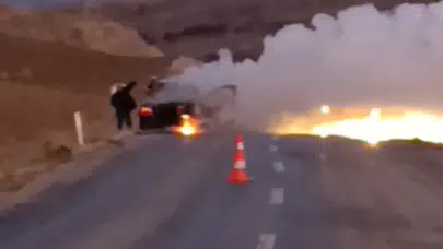 Seyir halindeki otomobil yandı; o anlar kameraya yansıdı