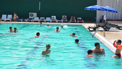 Aksaray'da Sıcaktan Bunalanlar Havuza Akın Ediyor