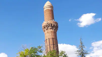 Aksaray'ın 800 Yıllık Simgesi: Eğri Minare'nin Hikâyesi
