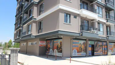 Cam silerken 1'inci kattan düştü, ağır yaralandı