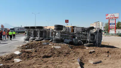 Aksaray'da taş yüklü hafriyat kamyonu devrildi: 1 yaralı