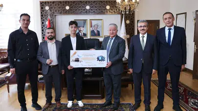 Türkiye Birincisi Öğrenciye Vali Duru’dan Tebrik