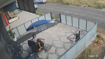 Aksaray’da şiddetli rüzgarda havalanan şemsiyeyle savruldular