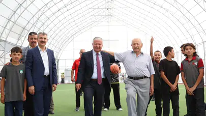 Hayırsever Kaya’dan okula halı saha
