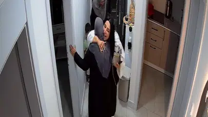 Kirlenmesin diye ayakkabılarını çıkardı