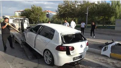 Aksaray'da İki Otomobil Kafa Kafaya Çarpıştı: 3 Kişi Yaralandı