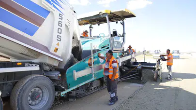 Aksaray'da Yeni Çevre Yolunda Sıcak Asfalt Çalışması Başladı