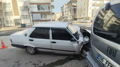 Park halindeki araca çarpan sürücü yaralandı