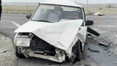 Tır devrildi; baba ile oğlu yaralı