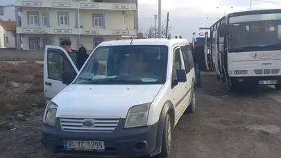 İşçi servisinden inip, yolun karışına geçerken hafif ticari araç çarptı