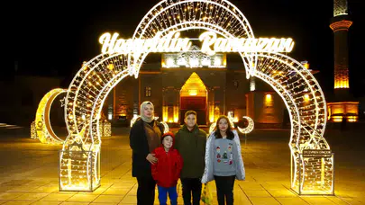 Tarihi Ulu Cami Mahyalar Ve Süslemelerle Işıl Işıl Oldu