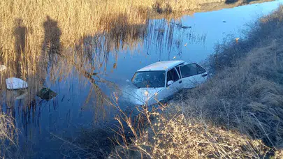 Sulama kanalına uçan otomobilin sürücüsü burnu bile kanamadan kurtuldu
