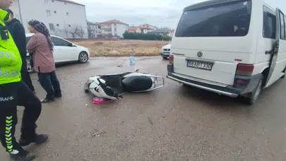 Minibüs ile motosiklet çarpıştı: 2 yaralı
