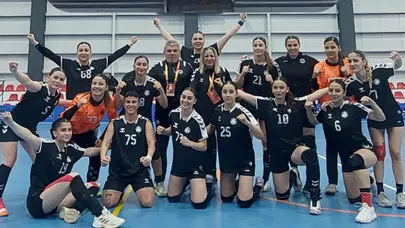 Siyah-beyazlı ekip dörtlü finali garantiledi