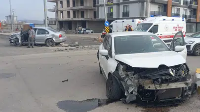 İki otomobil kavşakta çarpıştı: 1 yaralı