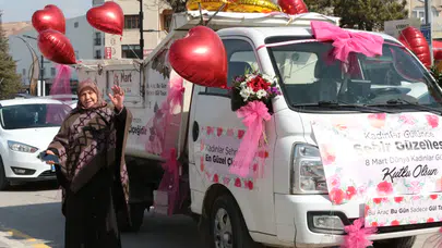 Her Gün Şehri Temizleyen Eller Bu Kez Kadınlara Gül Uzattı