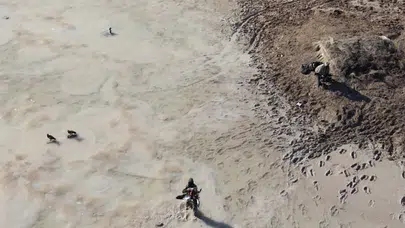 Kaçak avcılar doğa koruma ekiplerine ateş açtı, memurlar olay anlarını kaydetti