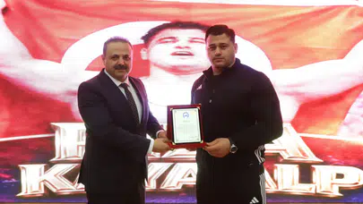 ASÜ mezunu milli güreşçi Rıza Kayaalp öğrencilerle buluştu