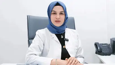 Belirtiler genellikle yaşamın ilk üç yılında fark edilir