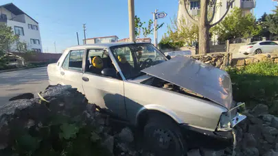 Otomobil Bahçe Duvarına Çarptı: 2 Yaralı