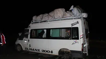 Tarım işçilerini taşıyan minibüs tır'a arkadan çarptı: 12 yaralı
