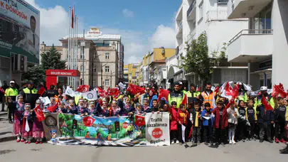 Aksaray’da Trafik Haftası kapsamında miniklerden pankartlı uyarı