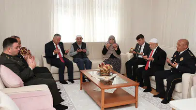 Protokol üyeleri şehit ailesi ile gaziye ziyaret
