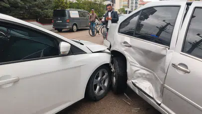 İki otomobil çarpıştı: 1 yaralı