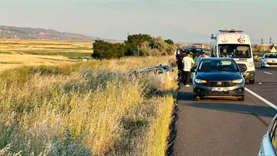 Otomobil Bariyerlere Çarptı: 5 Yaralı