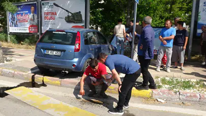 Otomobil Reklam Panosuna Çarptı: 2 Kişi Hafif Yaralandı