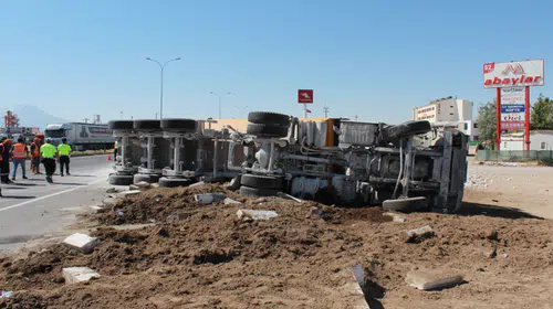 Aksaray'da taş yüklü hafriyat kamyonu devrildi: 1 yaralı