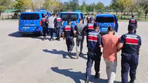 Lastiği patlayan hafif ticari araç devrildi: 3 yaralı