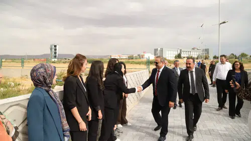 ASÜ kampüsü ile Mahperi Hatun yurdu arasına yürüyüş yolu