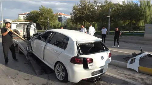 Aksaray'da İki Otomobil Kafa Kafaya Çarpıştı: 3 Kişi Yaralandı