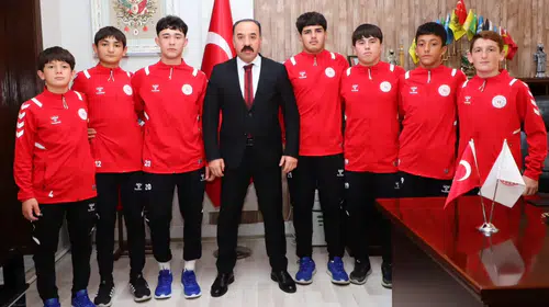 Aksaraylı güreşçiler başarılarını İl Müdürü Yıldız ile paylaştı