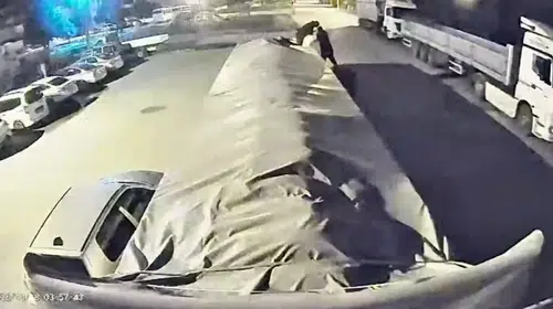 Aksaray’da tırın kasasından şeker hırsızlığı kamerada