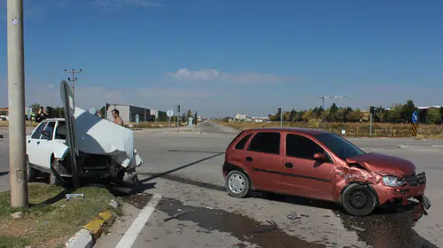 İki otomobil çarpıştı: 1 yaralı