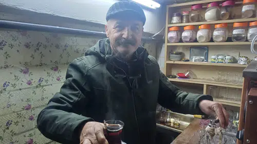 Emekli müzik öğretmeni, baba mesleği çaycılığı severek sürdürüyor