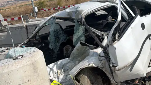 Otomobil, otoyol gişelerinin beton bariyerine çarptı: 1 ölü