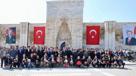 Sultanhanı’nda 184 motosiklet sürücüsüne ücretsiz kask dağıtıldı